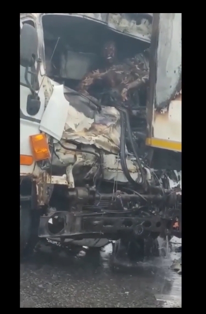Truck Driver Burned Alive In His Truck - LiveGore.com