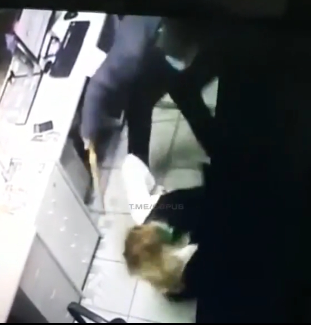 Female Worker Brutally Beaten With Hammer - LiveGore.com