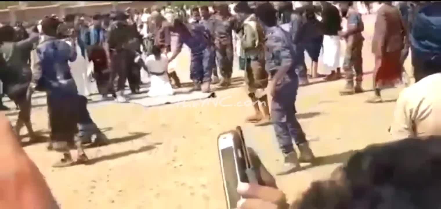 EXECUTED BY MACHINE GUN FOR A HAPPY CROWD - LiveGore.com